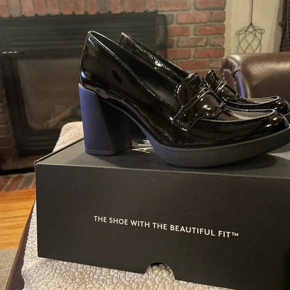 Naturalizer Amble Women's Black Loafers - Picture 5 of 5